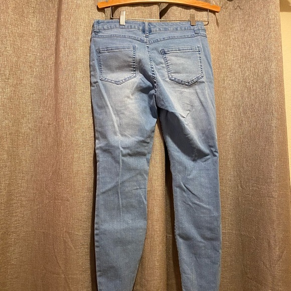 LIKE NEW Artisan NY Light Wash Jeans - Picture 2 of 4